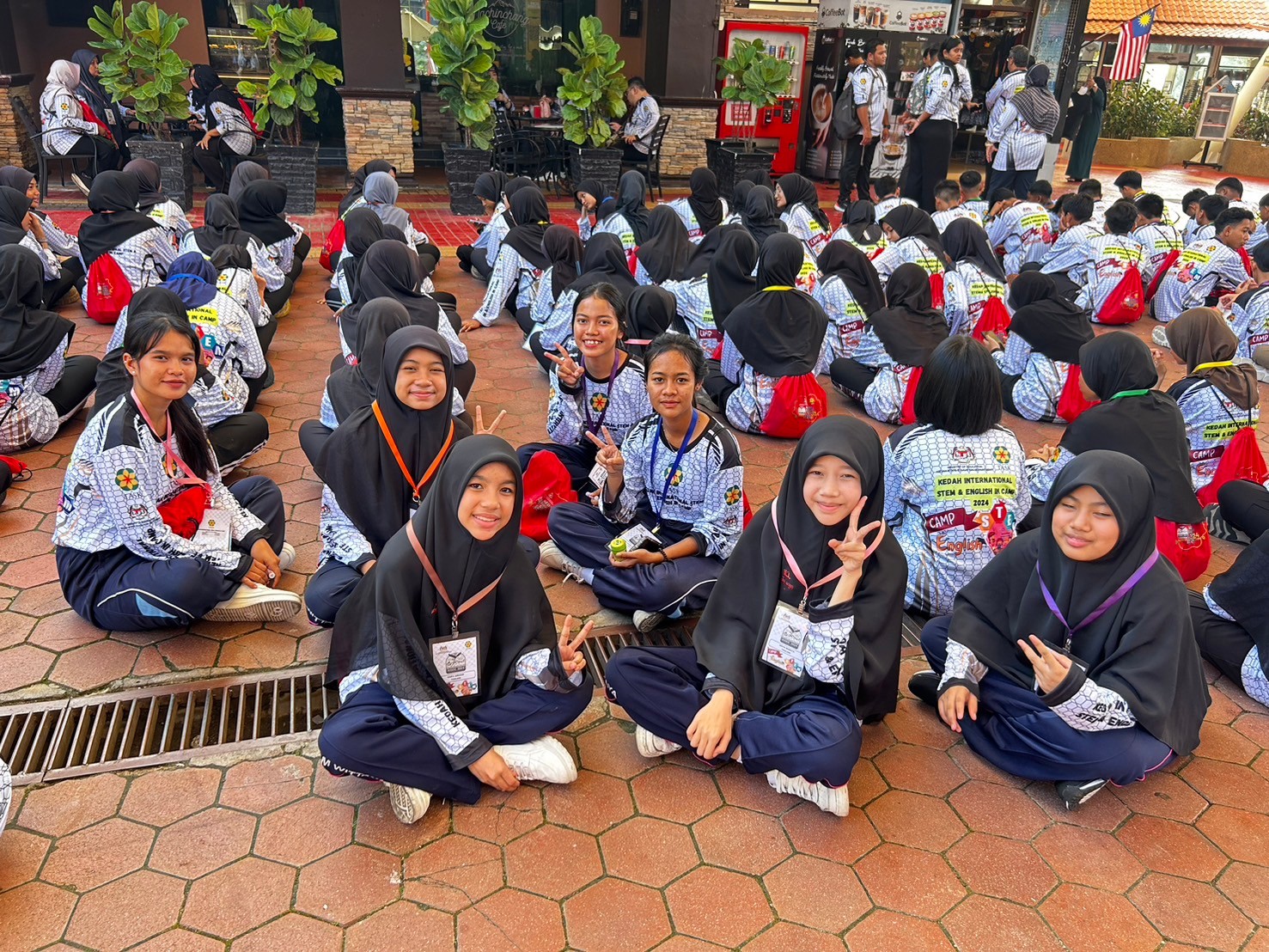 LINE_ALBUM_khay Stem and English Camp n prathes maleseiy_241120_16.jpg